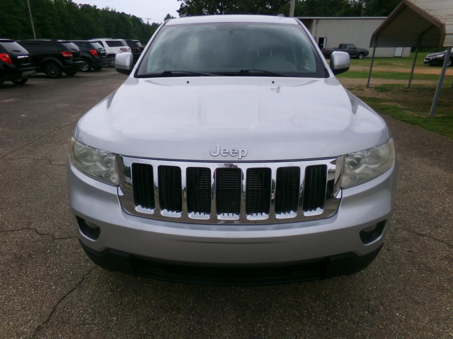 2011 Gray /Gray Jeep Grand Cherokee Laredo 2WD (1J4RS4GG4BC) with an 3.6L V6 DOHC 24V engine, 5-Speed Automatic transmission, located at 401 First NE, Bearden, AR, 71720, (870) 687-3414, 33.726528, -92.611519 - Photo#19